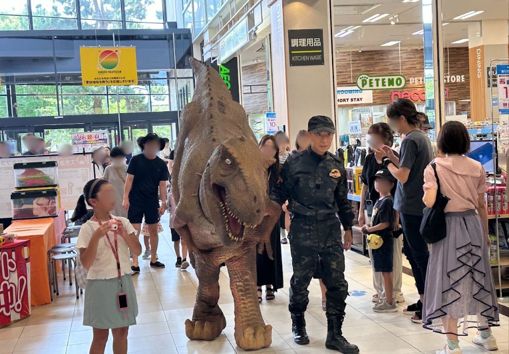 千葉県商業施設で恐竜ウォークを実施