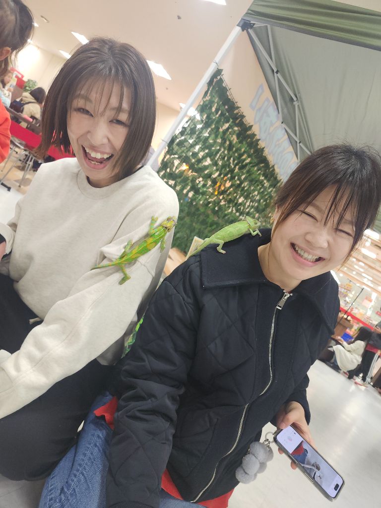 カメレオンを手に乗せて感動するお母さん。奈良イズミヤ学園前の爬虫類ゾーン