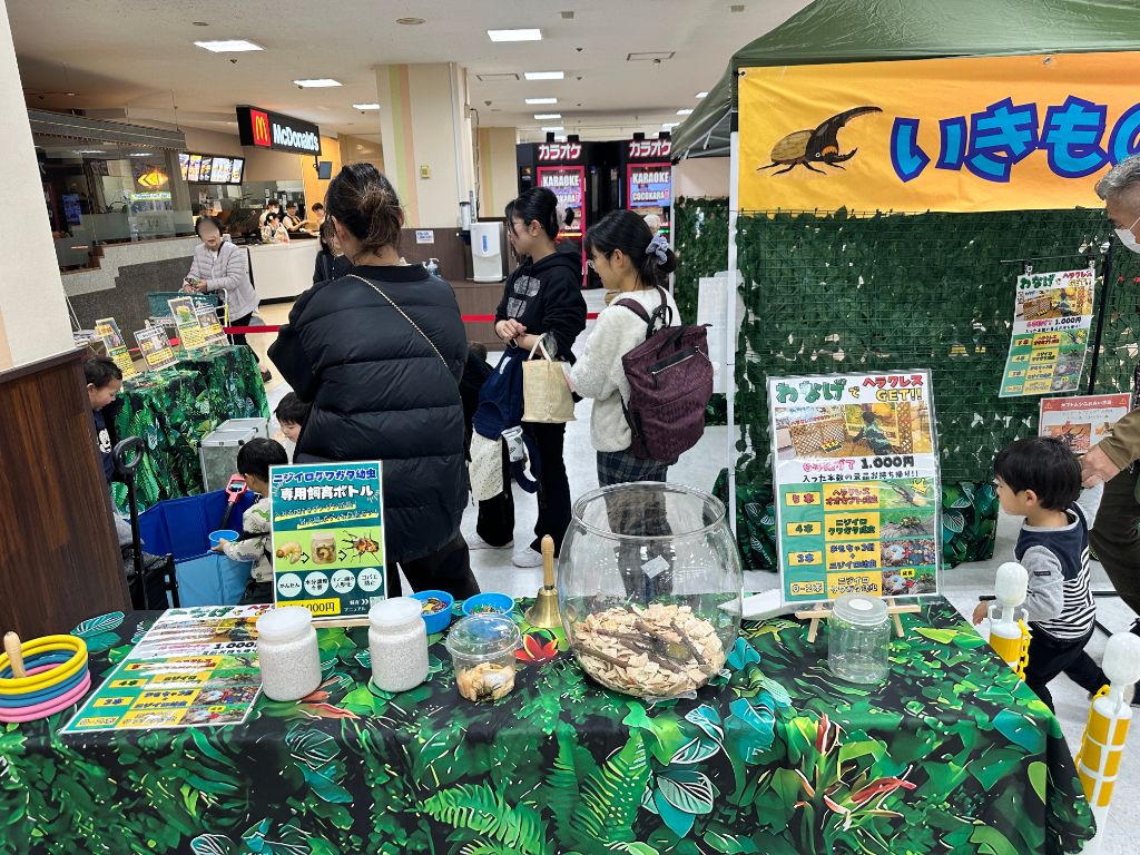 ヘラクレスGET輪投げチャレンジに挑戦する子どもたち。イズミヤ学園前いきものヒーローズ