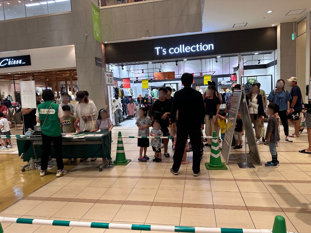 開場前から並ぶファミリーの行列